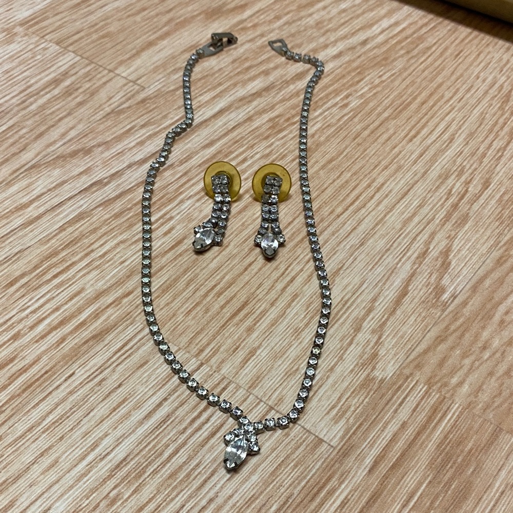 Costume Elegant Silver Necklace and Earring Set